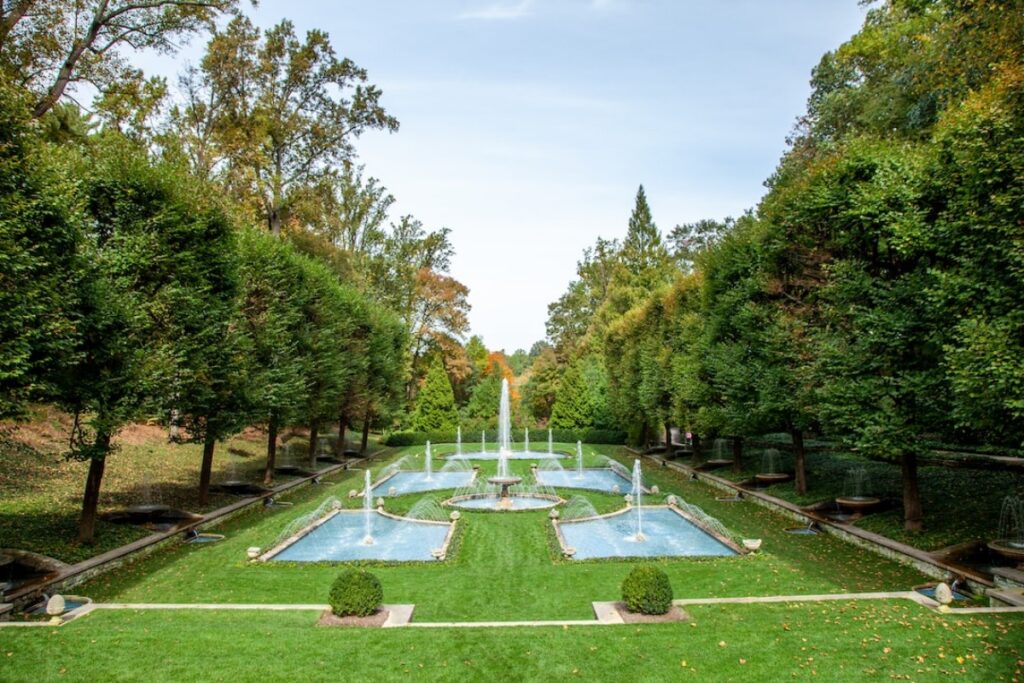 Titelbild zu „Kunstrasen – elegantes Grün für einen eleganten Garten“